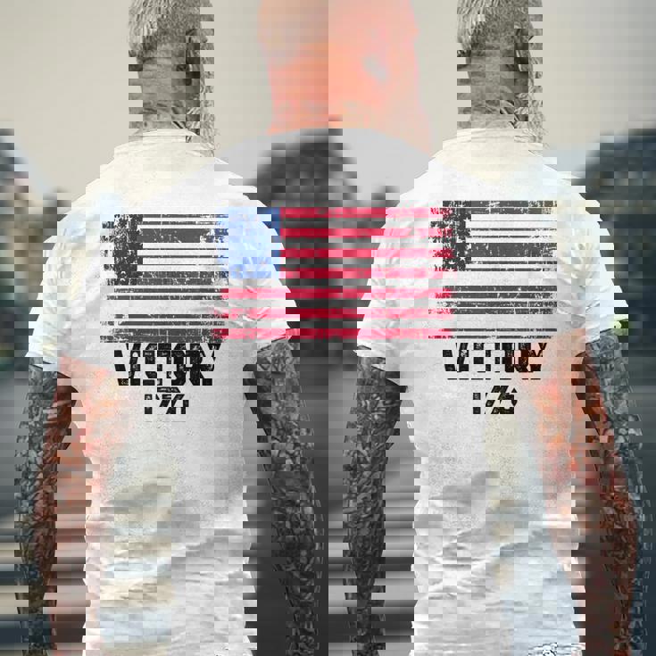 Victory 1776 愛国的 ベッツィー・ロス アメリカ国旗 星13個 メンズTシャツ バックプリント 高齢者への贈り物