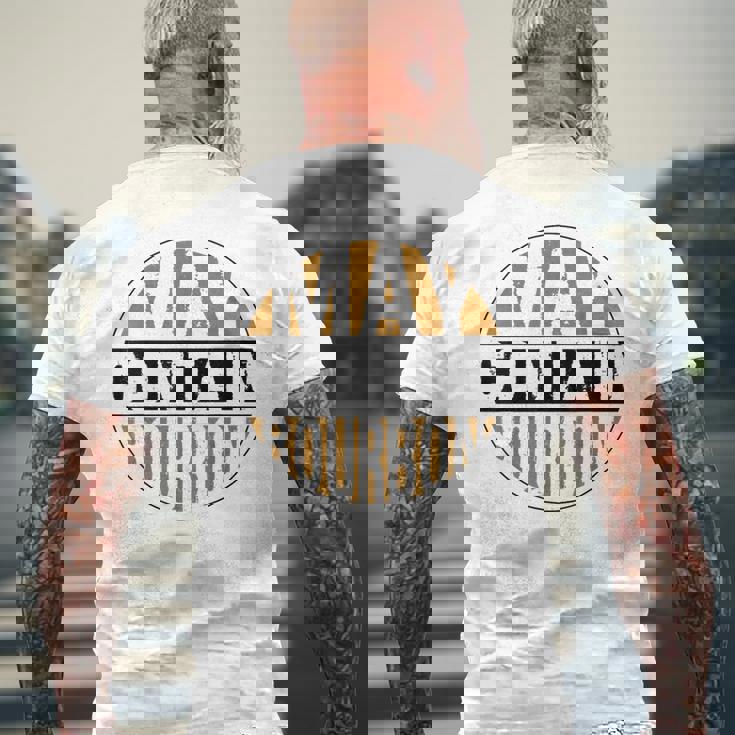 ウイスキーを飲むアルコール昔ながらのバーボン酒飲み メンズTシャツ バックプリント 高齢者への贈り物