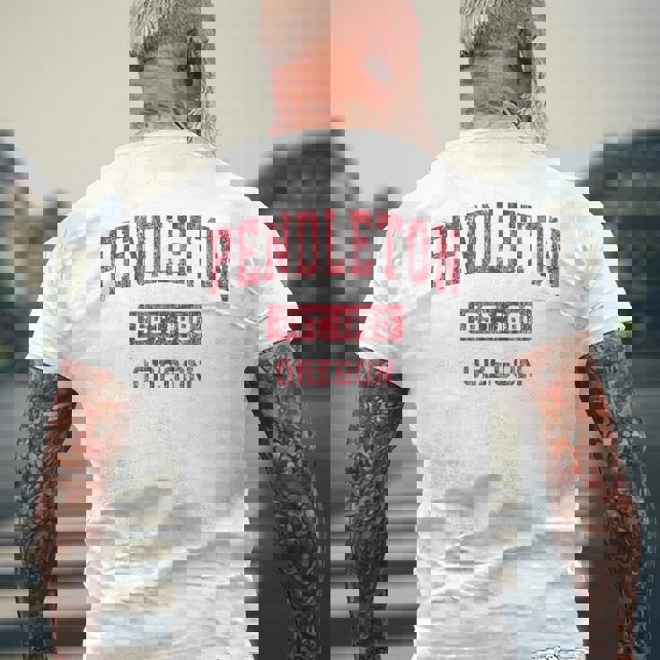 オレゴン州ペンドルトンビンテージスポーツデザインレッドデザイン メンズTシャツ バックプリント 高齢者への贈り物