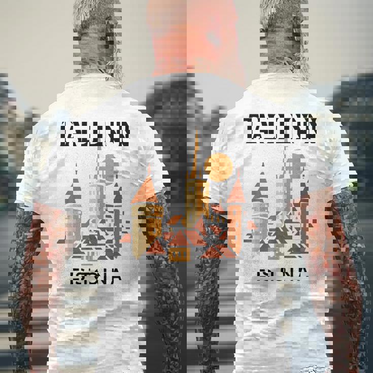 タリン エストニア 中世 旧市街 ヴィンテージ レトロ エストニア メンズTシャツ バックプリント 高齢者への贈り物
