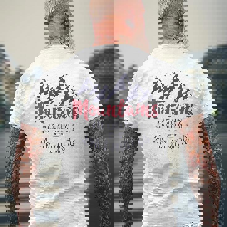 山が呼んでいるし、私は行かなければならない Wanderlust メンズTシャツ バックプリント 高齢者への贈り物