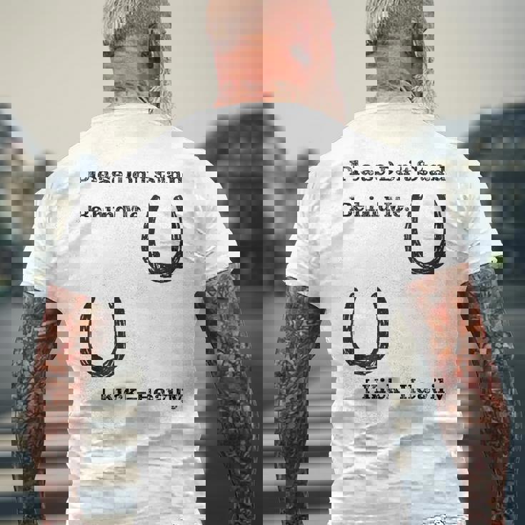 後蹴りに注意 蹄鉄 馬好き 馬術部 キッズ 大人 親子ペア バックプリント メンズTシャツ バックプリント 高齢者への贈り物