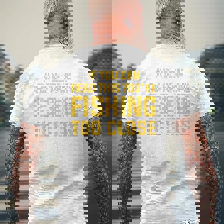 背面には「If You Can Read This You're Fishing Too Close メンズTシャツ バックプリント 高齢者への贈り物