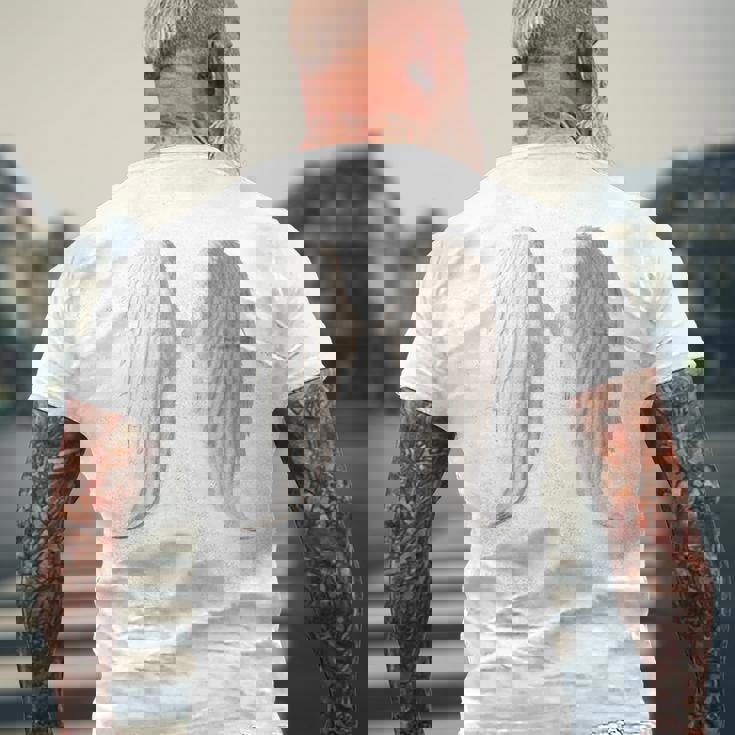 背面にリアルな白い天使の羽。 メンズTシャツ バックプリント 高齢者への贈り物