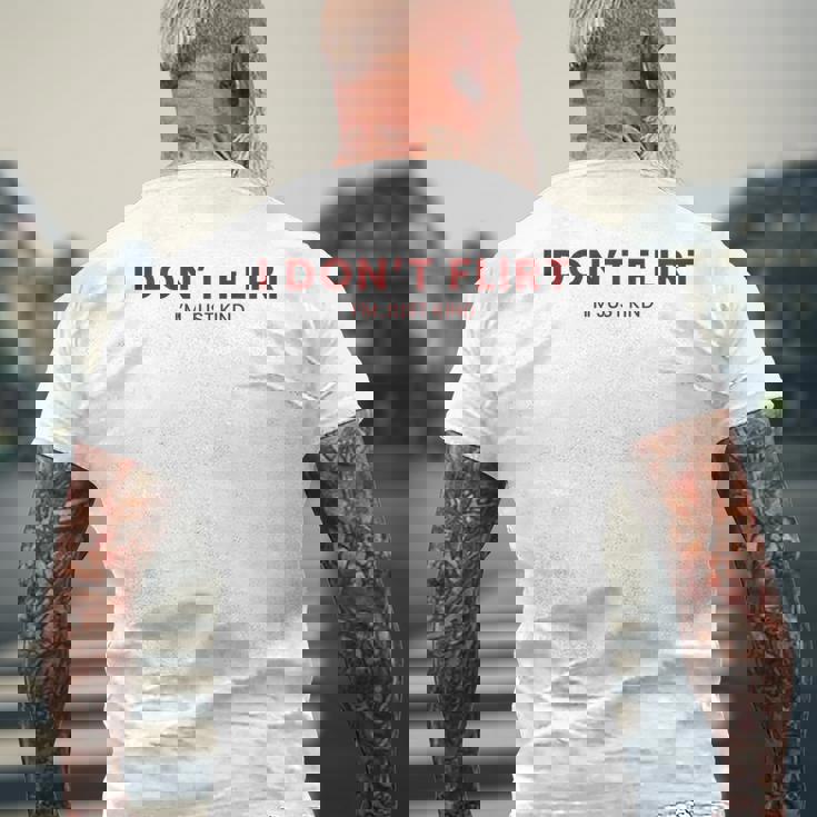 裏面 イチャイチャしないちょっとおもしろいことばっかり言ってるだけ メンズTシャツ バックプリント 高齢者への贈り物