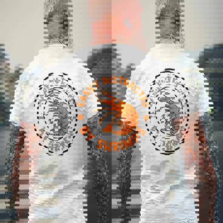 魚介類と海老に気を取られて 面白い海老 メンズTシャツ バックプリント 高齢者への贈り物