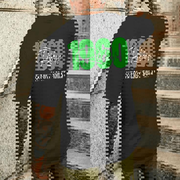 1960 誕生日 66歳 緑寿祝い クールでシンプルな数字デザイン メンズTシャツ バックプリント 彼への贈り物