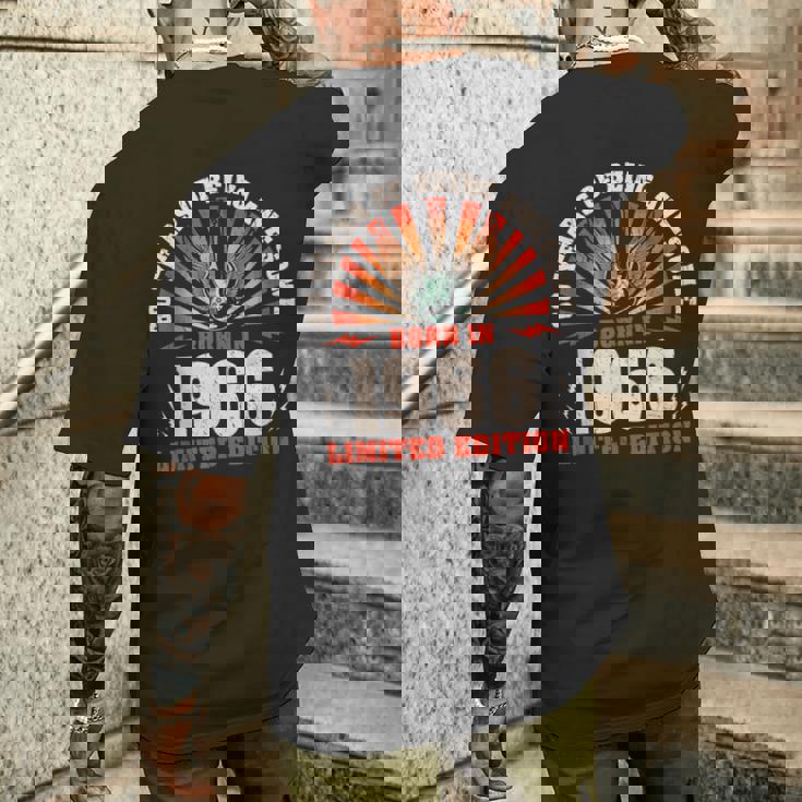 60歳の誕生日 60歳のギタリスト ギター愛好家 1966年生まれ メンズTシャツ バックプリント 彼への贈り物