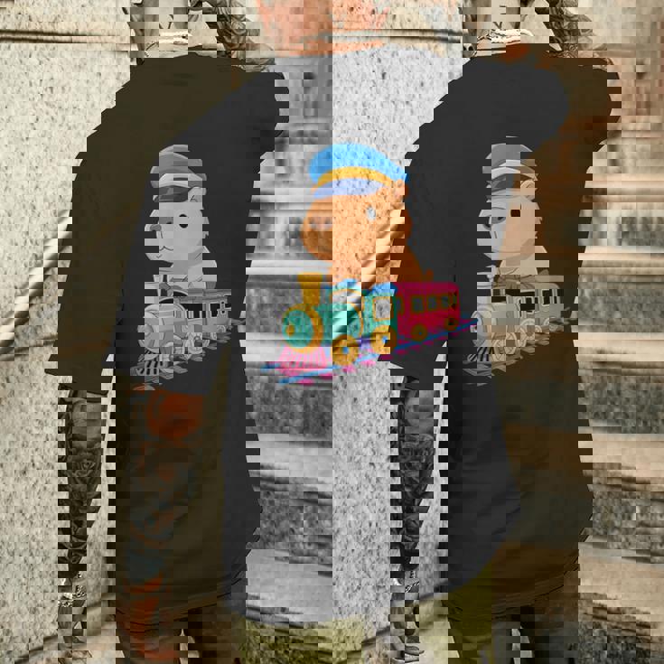 Capybara Riding Train Cute Kawaii Cartoon Rail Adventure メンズTシャツ バックプリント 彼への贈り物