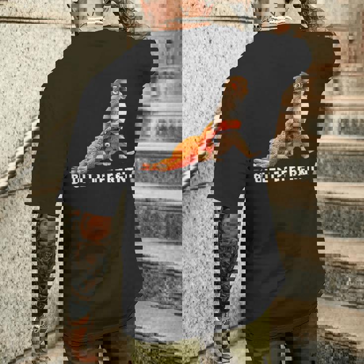 Punch The Monkey Built Different 3 ホワイトテキスト メンズTシャツ バックプリント 彼への贈り物