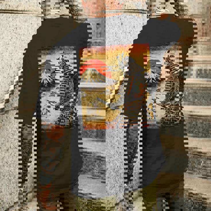 「夜明けの富士山と壮大な侍戦士」 メンズTシャツ バックプリント 彼への贈り物