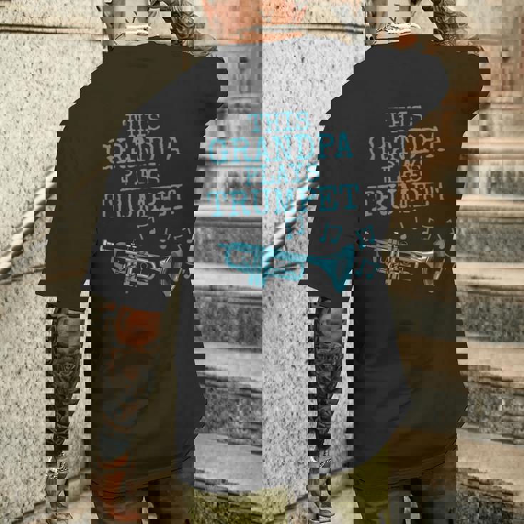 このおじいちゃんはトランペットを演奏し、トランペッター金管音楽家です メンズTシャツ バックプリント 彼への贈り物