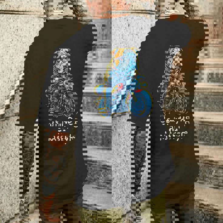 クリスマスのバイクに乗るかわいいイングリッシュブルドッグ。 メンズTシャツ バックプリント 彼への贈り物