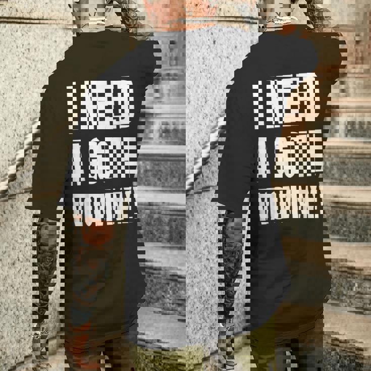 ゴスマミーが必要おもしろいゴシック・マザー・ラバー メンズTシャツ バックプリント 彼への贈り物