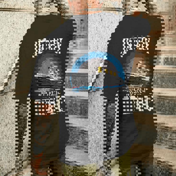 タイタニック号を愛する少年 ヴィンテージ船 タイタニック愛好家 メンズTシャツ バックプリント 彼への贈り物