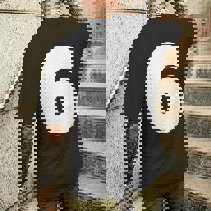 タイポグラフィ 太字表示 6番 数字 6 メンズTシャツ バックプリント 彼への贈り物