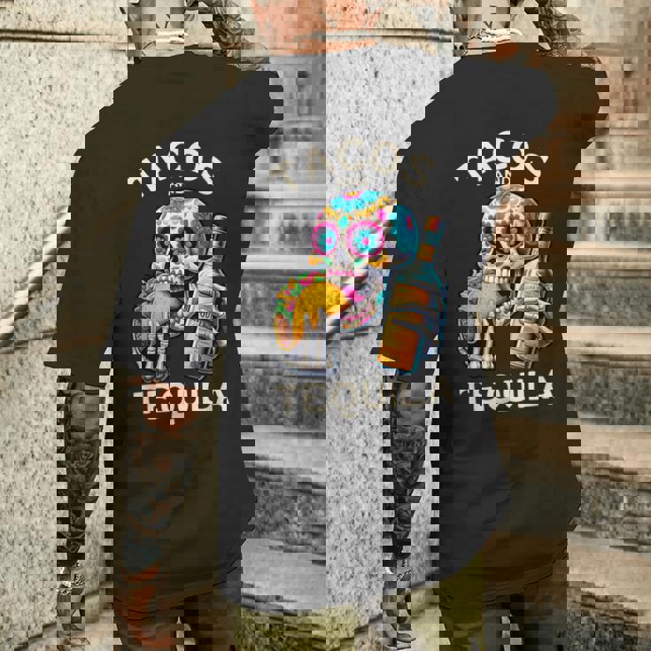 タコスとテキーラ キャンディスカル シンコ・デ・マヨ ロス・ムルトス メンズTシャツ バックプリント 彼への贈り物