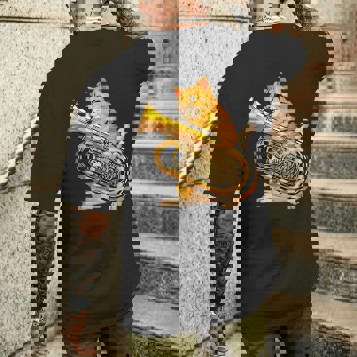 チューバを弾く面白い猫ギフト かわいい子猫ミュージシャンファン メンズTシャツ バックプリント 彼への贈り物