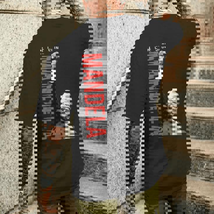 ネルソン・マンデラ 上げた 右手拳 食いしばり マンデラの日 メンズTシャツ バックプリント 彼への贈り物