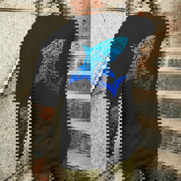 ハワイアン トライバル シャーク ポリネシアン タトゥースタイル バケーション メンズTシャツ バックプリント 彼への贈り物