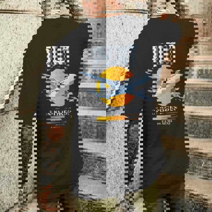 パイロット・イン・プログレス飛行機航空学校飛行機 メンズTシャツ バックプリント 彼への贈り物