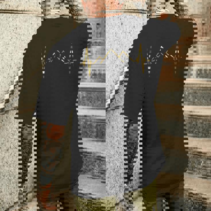 ピラミッドスカイライン ハートビート エジプト 愛 カイロ ギザ ピラミッド メンズTシャツ バックプリント 彼への贈り物