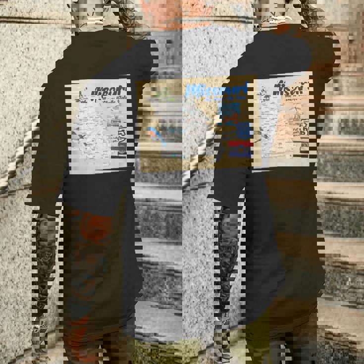 ミズーリ州、マップフラッグアーチブルーバードフラワーランドマーク メンズTシャツ バックプリント 彼への贈り物