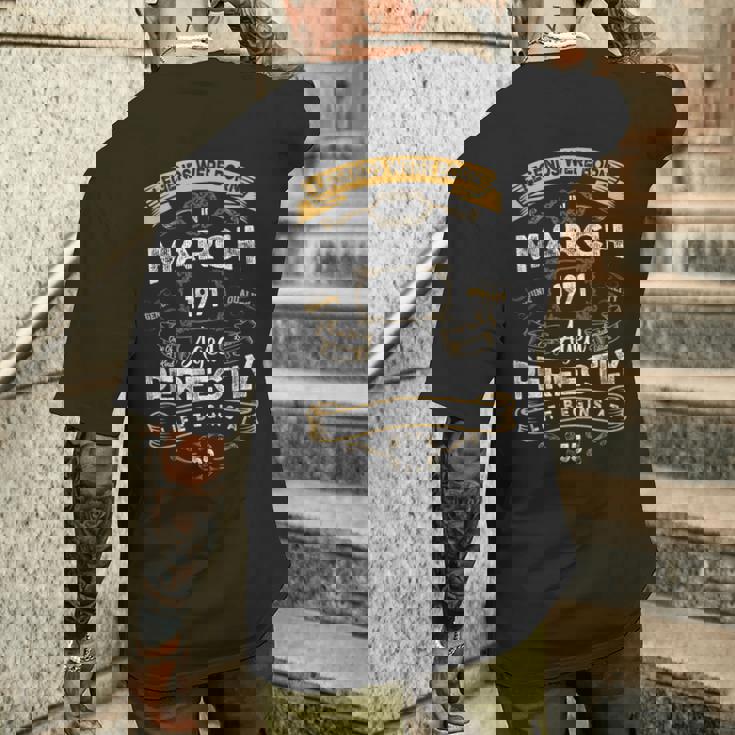 レトロな55歳の誕生日の伝説は1971年3月に誕生しました。 メンズTシャツ バックプリント 彼への贈り物