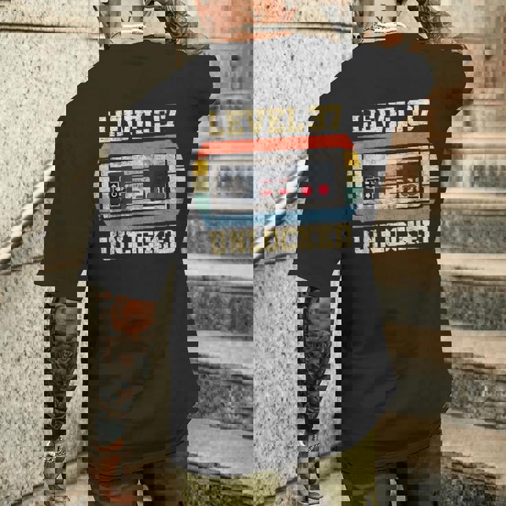 レベル 37 アンロック 37歳 ギフト 面白い ゲーマー 37歳の誕生日 メンズTシャツ バックプリント 彼への贈り物