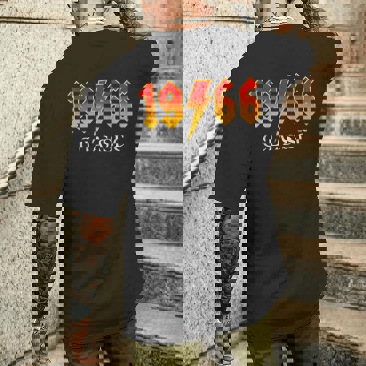 ヴィンテージ 1966 クラシック 60歳 60歳 誕生日 ロックレジェンド メンズTシャツ バックプリント 彼への贈り物