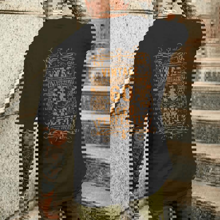 ヴィンテージ還暦祝い 1965年生まれ 60歳 完熟熟成 メンズTシャツ バックプリント 彼への贈り物