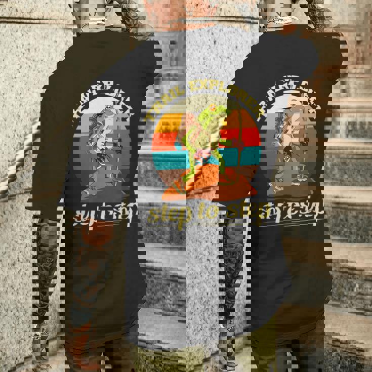 一歩ずつ、面白いカエルのハイキング山 メンズTシャツ バックプリント 彼への贈り物