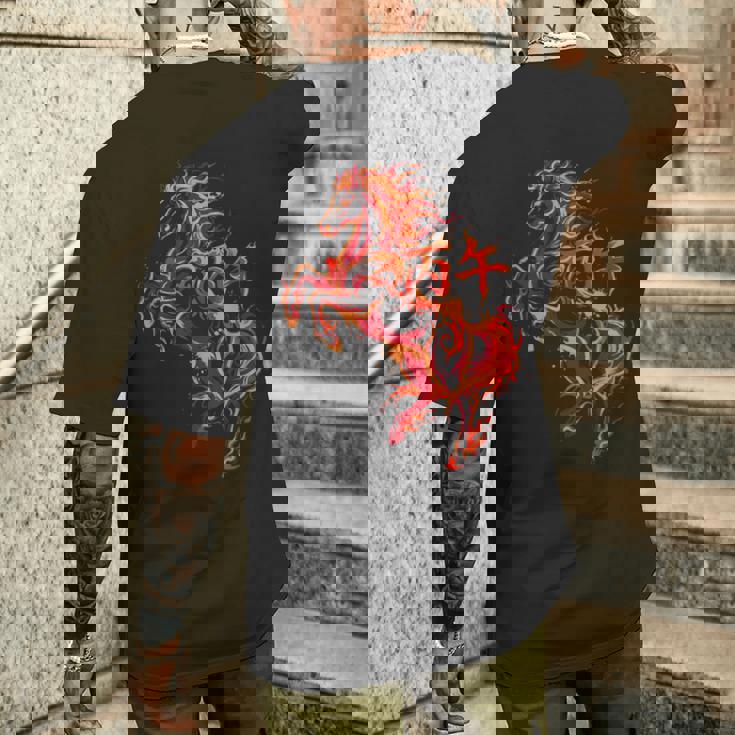 丙午 火の馬 墨絵 ストリートアート 筆文字 和柄 漢字 グラフィック 赤い炎 デザイン 日本風 メンズTシャツ バックプリント 彼への贈り物