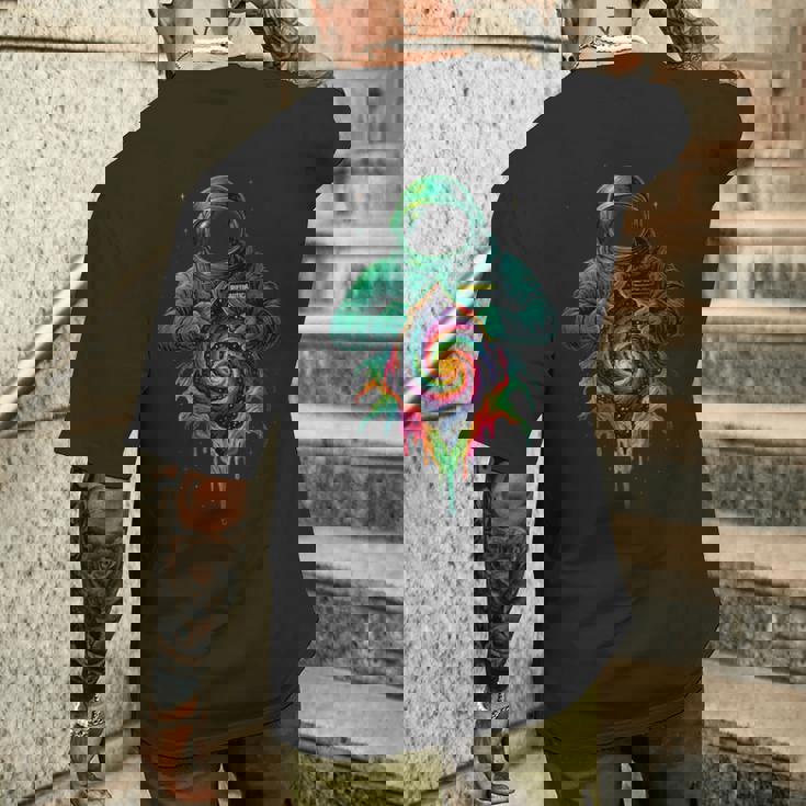 宇宙飛行士が宇宙の裂け目 メンズTシャツ バックプリント 彼への贈り物