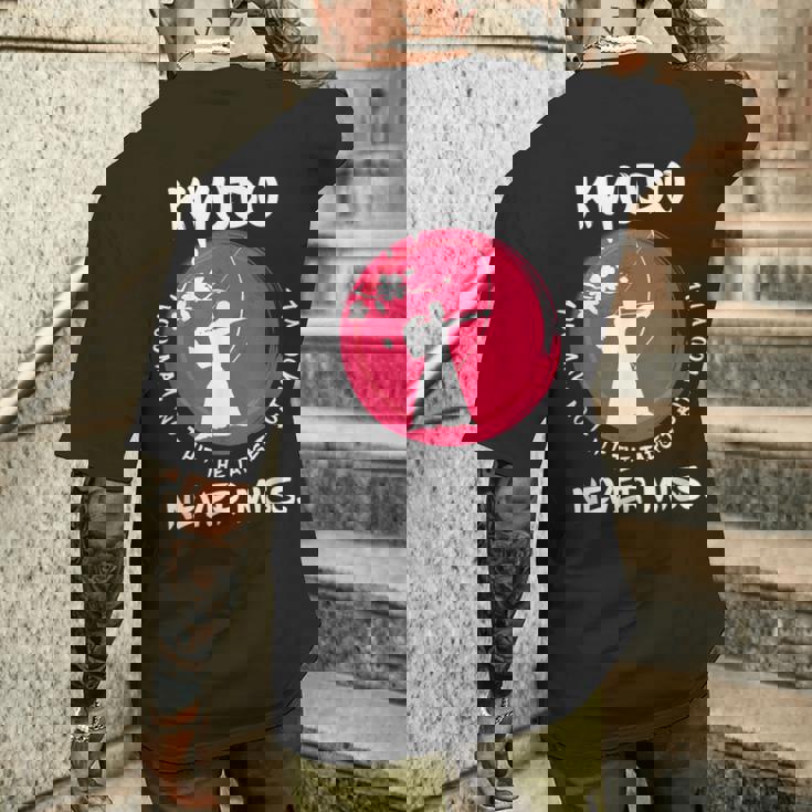 弓道は絶対にお見逃しません おもしろジャパンアーチェリー 弓道アイデア メンズTシャツ バックプリント 彼への贈り物