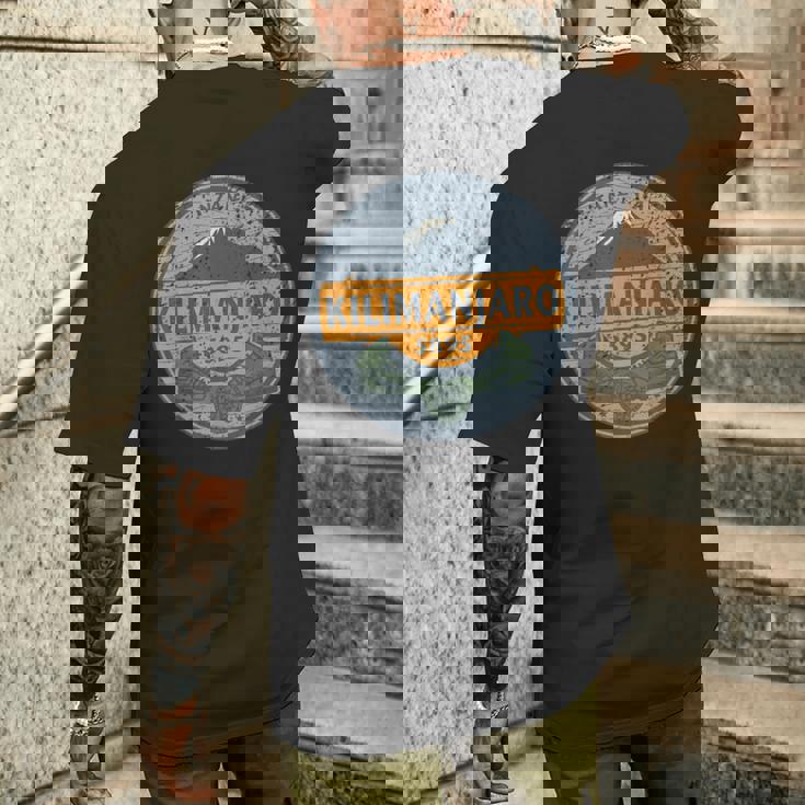 旅行 アフリカ タンザニア セレンゲティ キリマンジャロ山 バケーション メンズTシャツ バックプリント 彼への贈り物