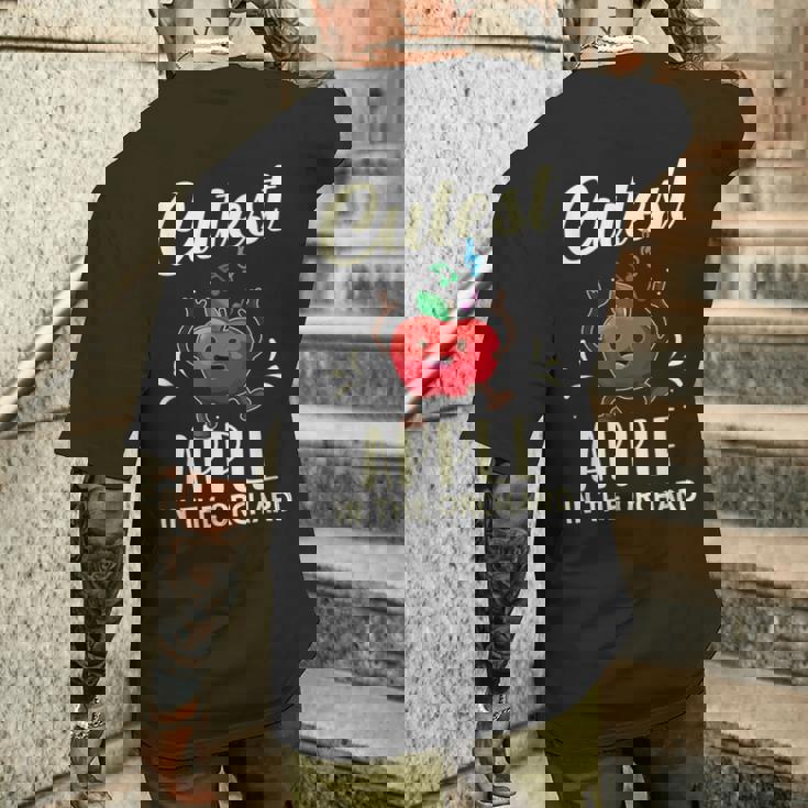 果樹園で一番かわいいリンゴ摘みシーズン。 メンズTシャツ バックプリント 彼への贈り物