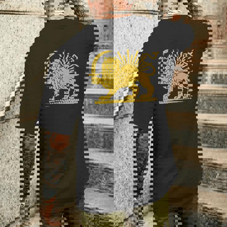 無料のイランライオンと太陽の旗 – ペルシャの遺産シンボルデザイン メンズTシャツ バックプリント 彼への贈り物