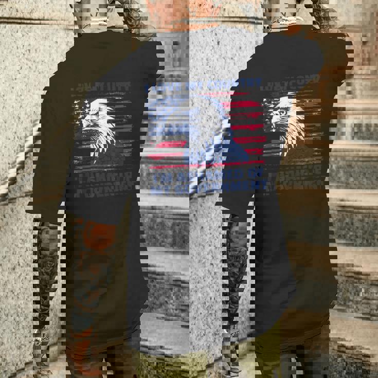 私は自分の国が大好きで、自分の政府が恥ずかしい メンズTシャツ バックプリント 彼への贈り物