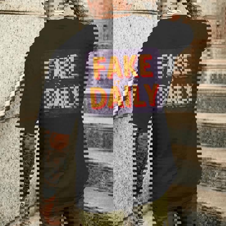 素晴らしいフェイクイットデイリーステートメントエンブレム。 メンズTシャツ バックプリント 彼への贈り物