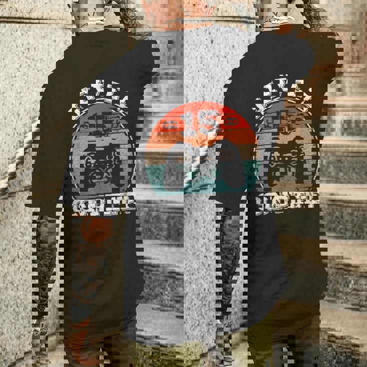 結婚15周年記念 15年目の結婚記念日 結婚15年目 Level 15 Complete メンズTシャツ バックプリント 彼への贈り物