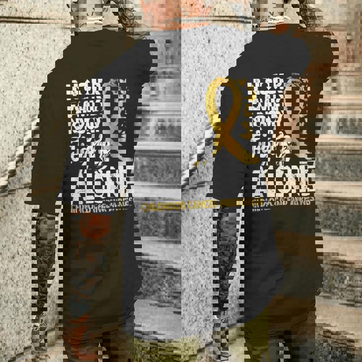 誰も一人で戦わない 小児がん啓発ゴールドリボン メンズTシャツ バックプリント 彼への贈り物