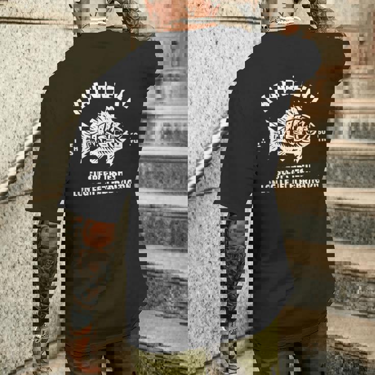 還暦祝い 魚釣りが趣味の60歳に贈る特別なお祝い 長寿・安全・大漁祈願 かっこいい メンズTシャツ バックプリント 彼への贈り物