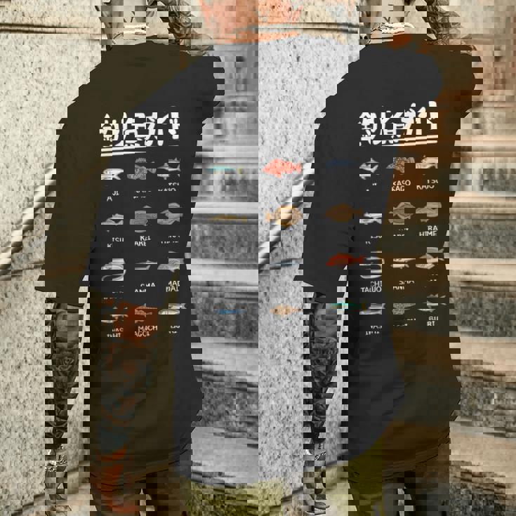 釣り魚ガイド アジ カツオ 鱚 カレイ 平目 サンマ 真鯛 鰯 マゴチ ブリ 太刀魚 釣り好き 海釣り 船釣り 釣り メンズTシャツ バックプリント 彼への贈り物