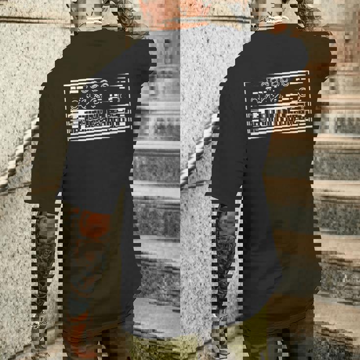 面白いシンセローランドベースラインシンセウェーブ メンズTシャツ バックプリント 彼への贈り物