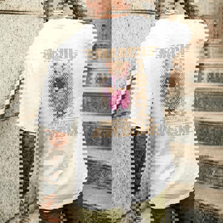 1942年3月 84歳の誕生日 84歳のテディベア Being Awesome メンズTシャツ バックプリント 彼への贈り物