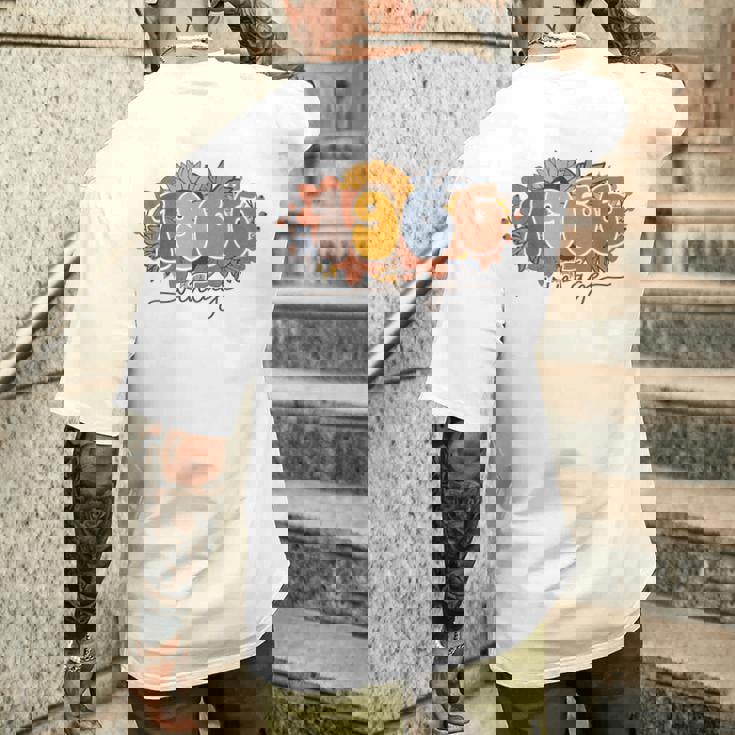 60歳 ヴィンテージ 1966 60歳の誕生日 ワイルドフラワー メンズTシャツ バックプリント 彼への贈り物