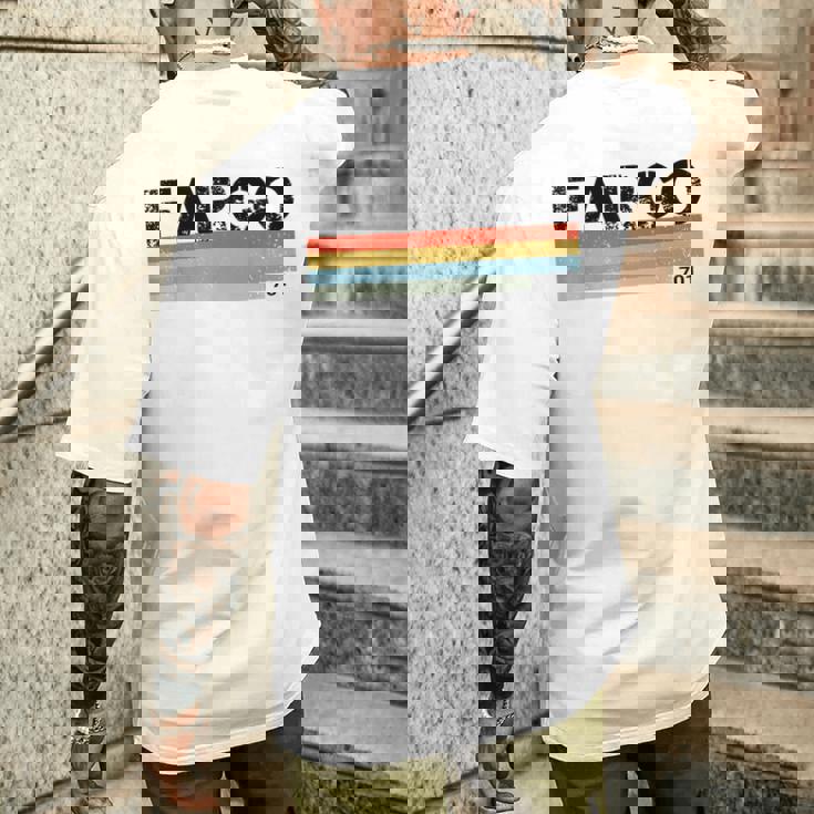 Fargo City レトロ ヴィンテージ ストライプ ギフトとお土産 メンズTシャツ バックプリント 彼への贈り物