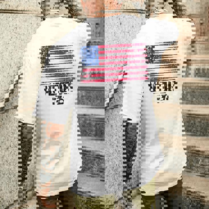 Victory 1776 愛国的 ベッツィー・ロス アメリカ国旗 星13個 メンズTシャツ バックプリント 彼への贈り物