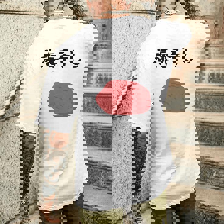 【うめぼい】梅 日本 お土産 おにぎり かわいい おもしろい 可愛い おもしろい キャラクター 目指せ おもしろい メンズTシャツ バックプリント 彼への贈り物